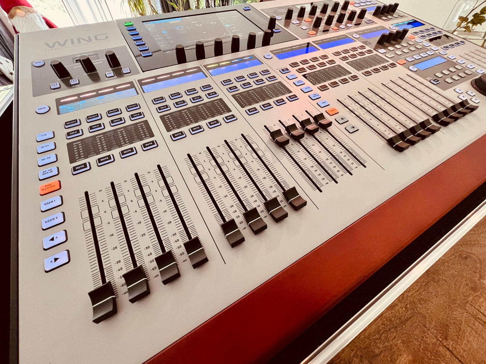 Behringer Wing Full Size met case en stofhoes, Muziek en Instrumenten, Ophalen, Zo goed als nieuw, 20 kanalen of meer, Microfooningang