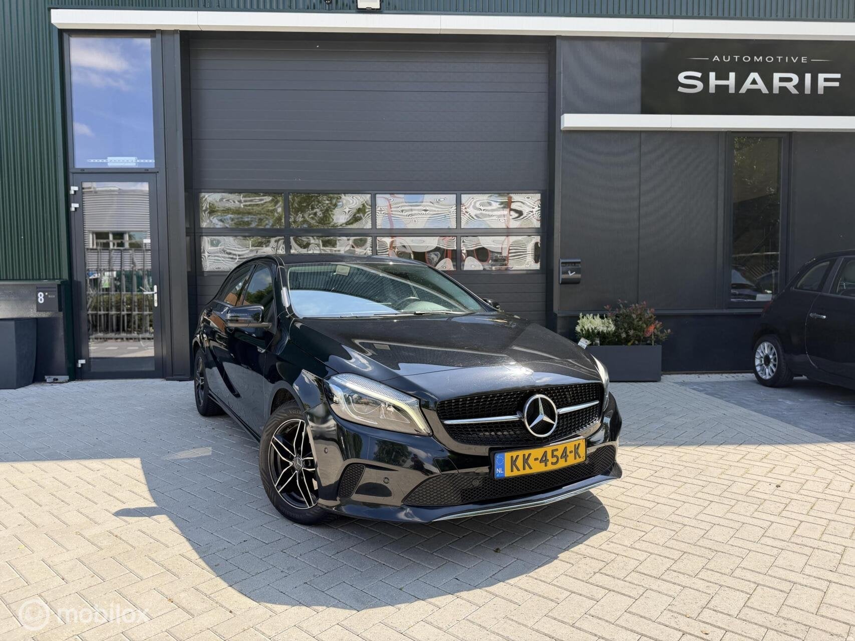 Mercedes A-klasse 160 Ambition CarPlay|PDC|Automaat|NL Auto!, Auto's, Gebruikt, 4 cilinders, Zwart, Bedrijf