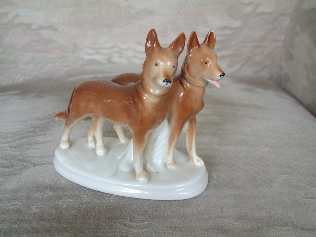 oud beeld 2 herdershond honden merk adelaar SC Germany, Verzamelen, Beelden en Beeldjes, Ophalen of Verzenden, Zo goed als nieuw