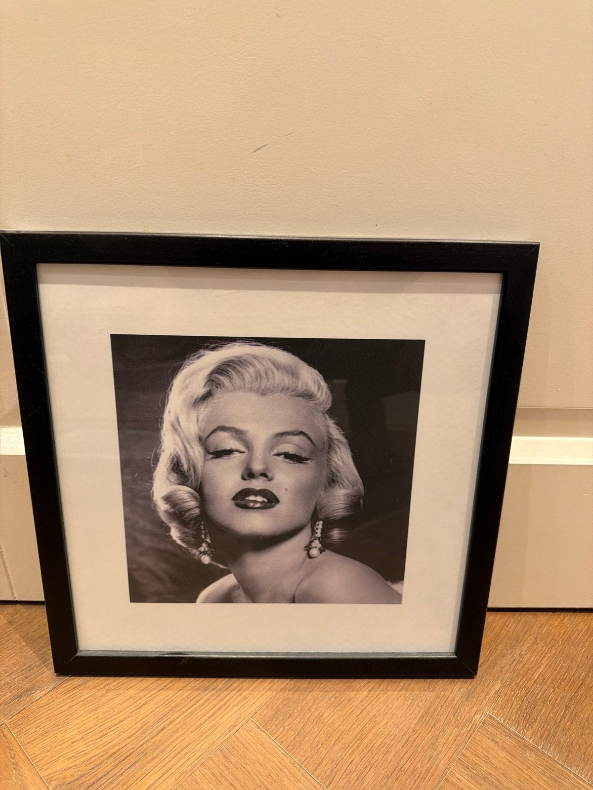 Marilyn Monroe foto in zwarte lijst, Ophalen, Minder dan 50 cm, Gebruikt, Foto of Poster