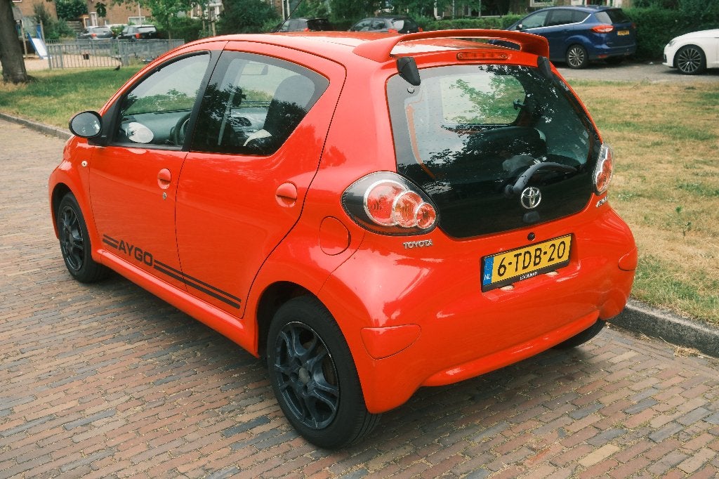 Toyota Aygo 1.0 12V Vvt-i 5DRS 2014 Rood, Auto's, Toyota, Voorwielaandrijving, Euro 5, Zwart, 4 stoelen