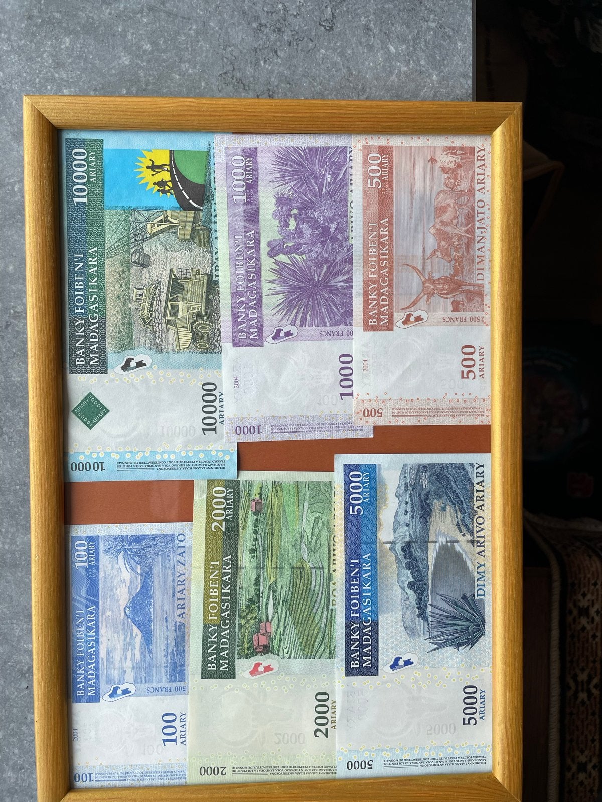 Madagaskar bankbiljetten set in lijst, Postzegels en Munten, Ophalen of Verzenden, Overige landen, Setje
