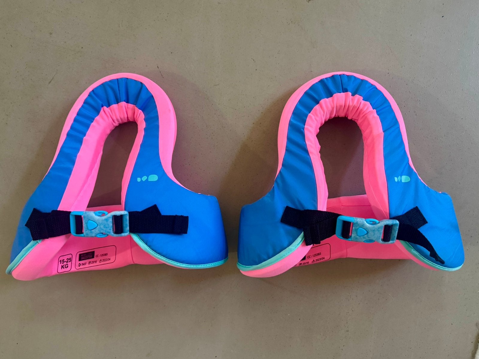 Zwemvest 2 stuks 15-25kg Nabaiji, Kinderen en Baby's, Speelgoed | Buiten | Rolschaatsen, Ophalen of Verzenden, Zo goed als nieuw