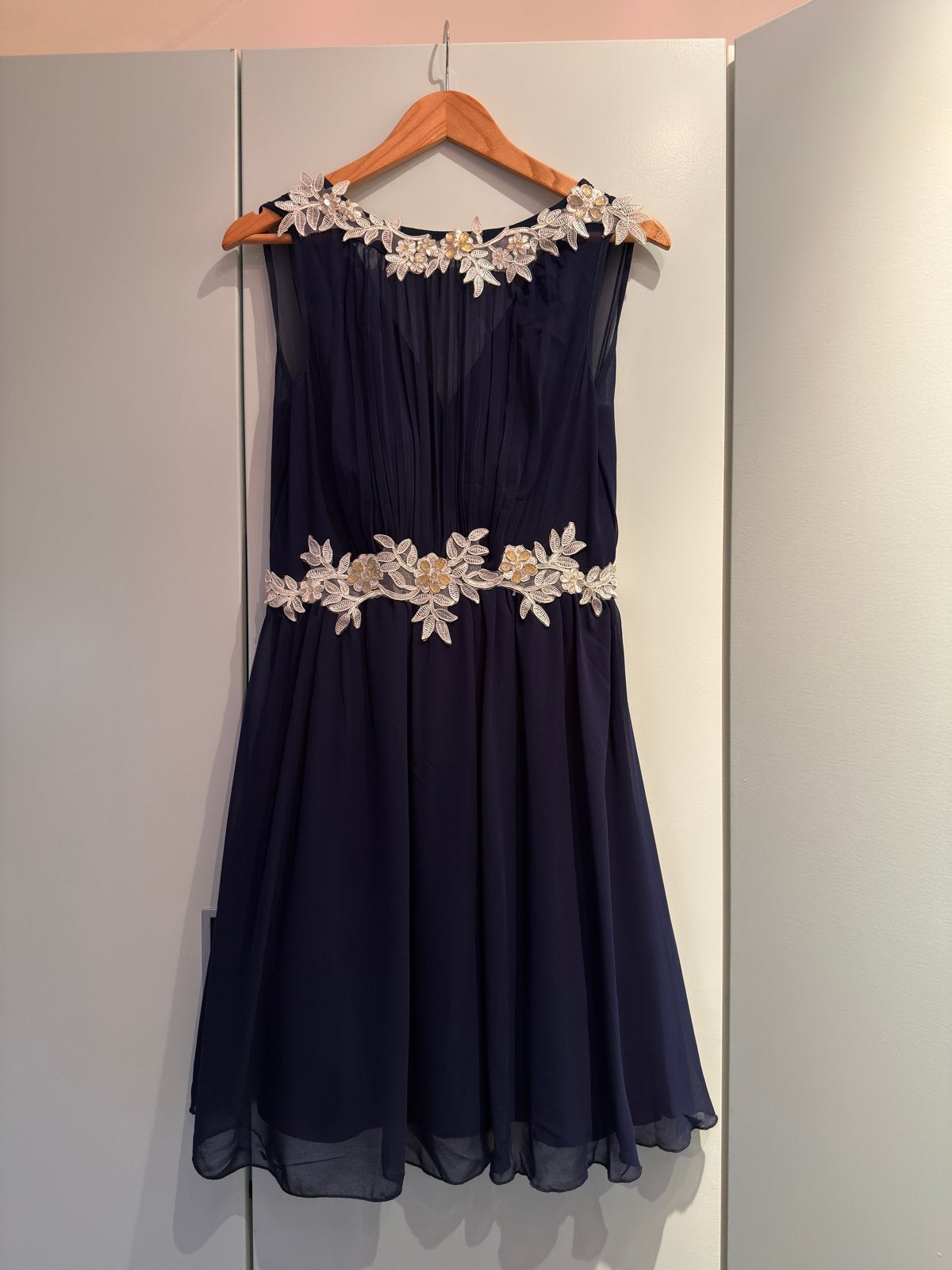 Little Mistress marineblauwe jurk met bloemen, Kleding | Dames, Jurken, Maat 38/40 (M), Blauw, Ophalen of Verzenden, Zo goed als nieuw