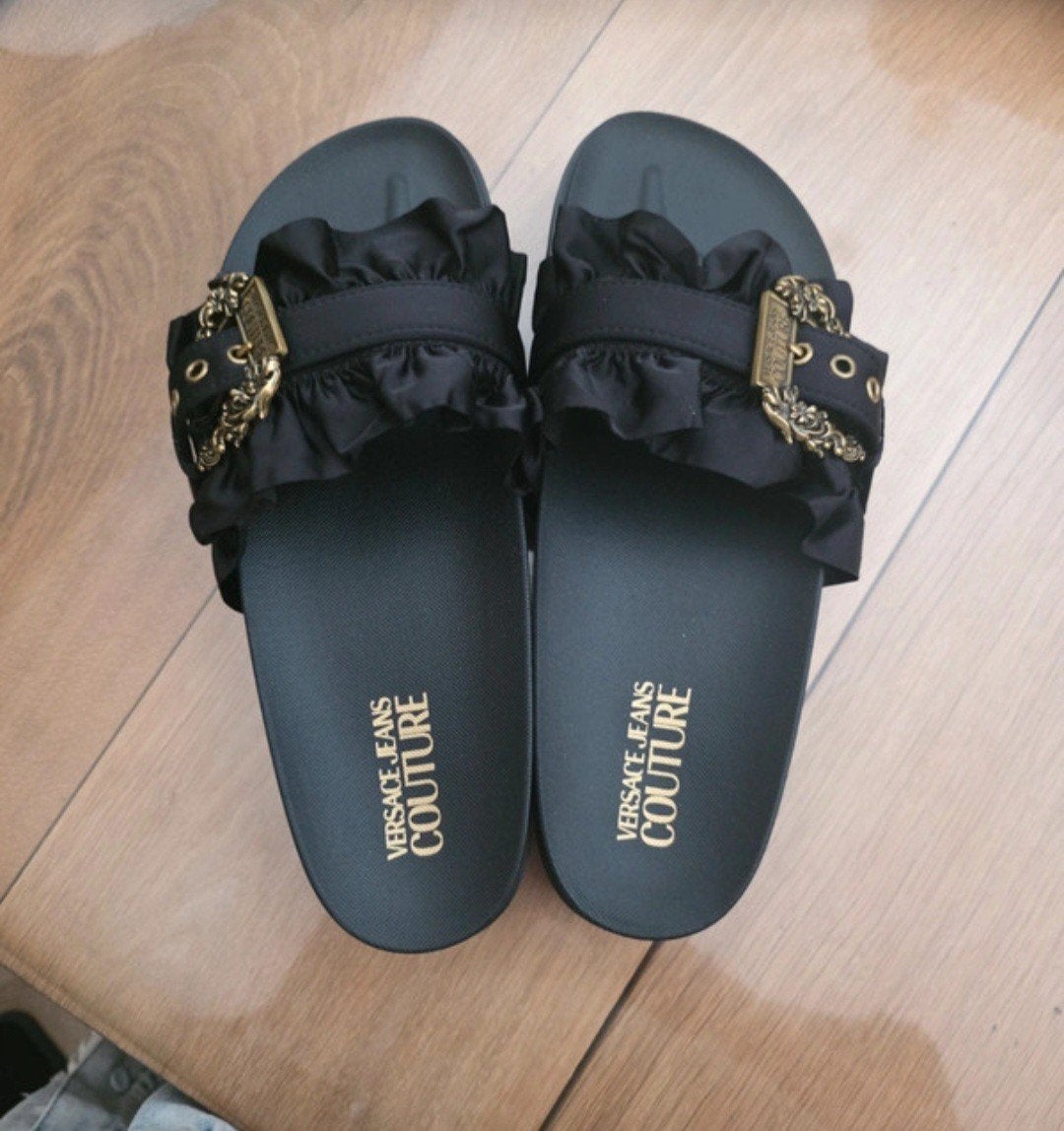 Versace slippers maat 40, Kleding | Dames, Schoenen, Ophalen of Verzenden, Nieuw, Zwart