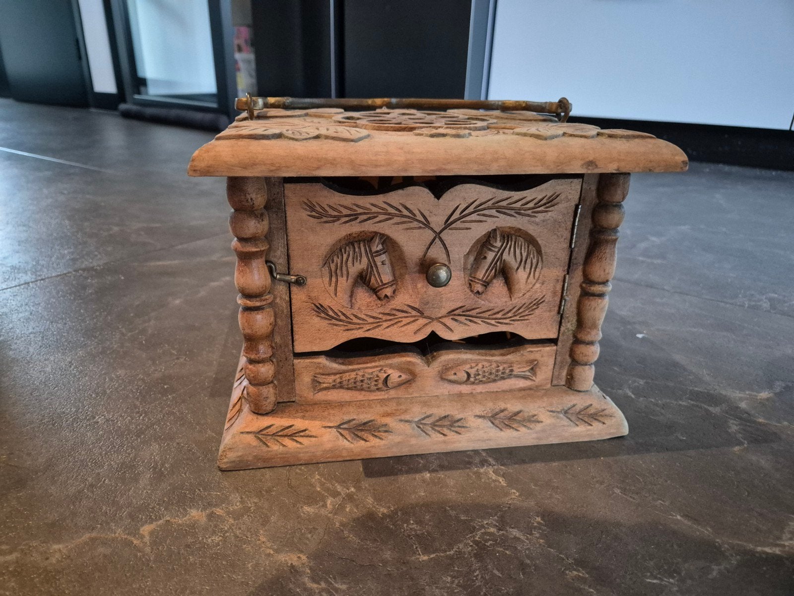 Antieke houten voetenstoof met houtsnijwerk, Ophalen of Verzenden