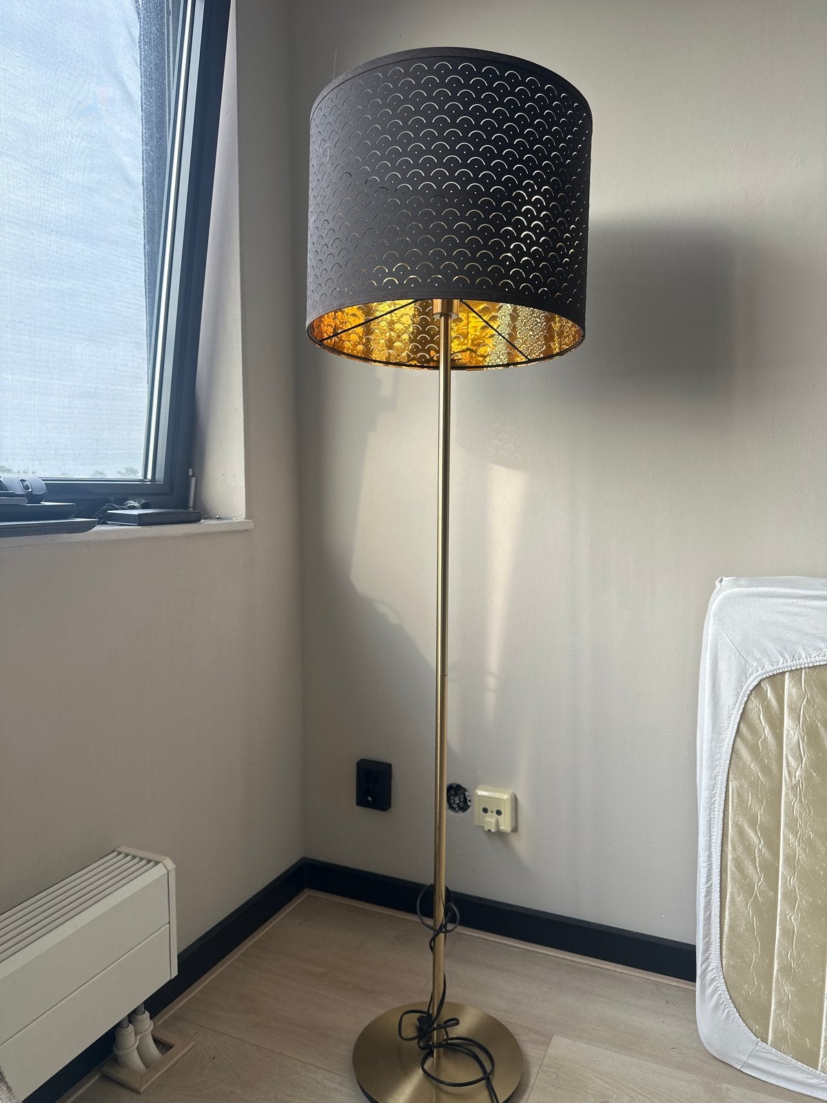 Ikea NYMÖ / SKAFTET vloerlamp, zwart/messing, Huis en Inrichting, Lampen | Vloerlampen, Ophalen, E27 (groot), Zo goed als nieuw