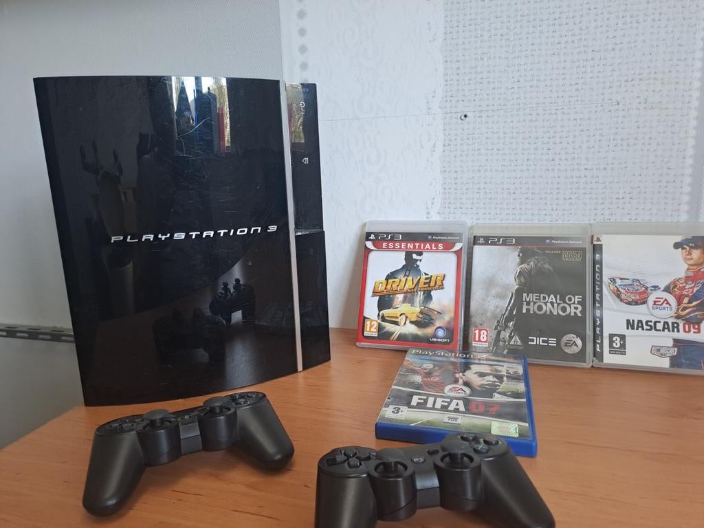 PlayStation 3 met games en 2 controllers, Spelcomputers en Games, Games | Sony PlayStation 3, Gebruikt, Overige genres, 2 spelers