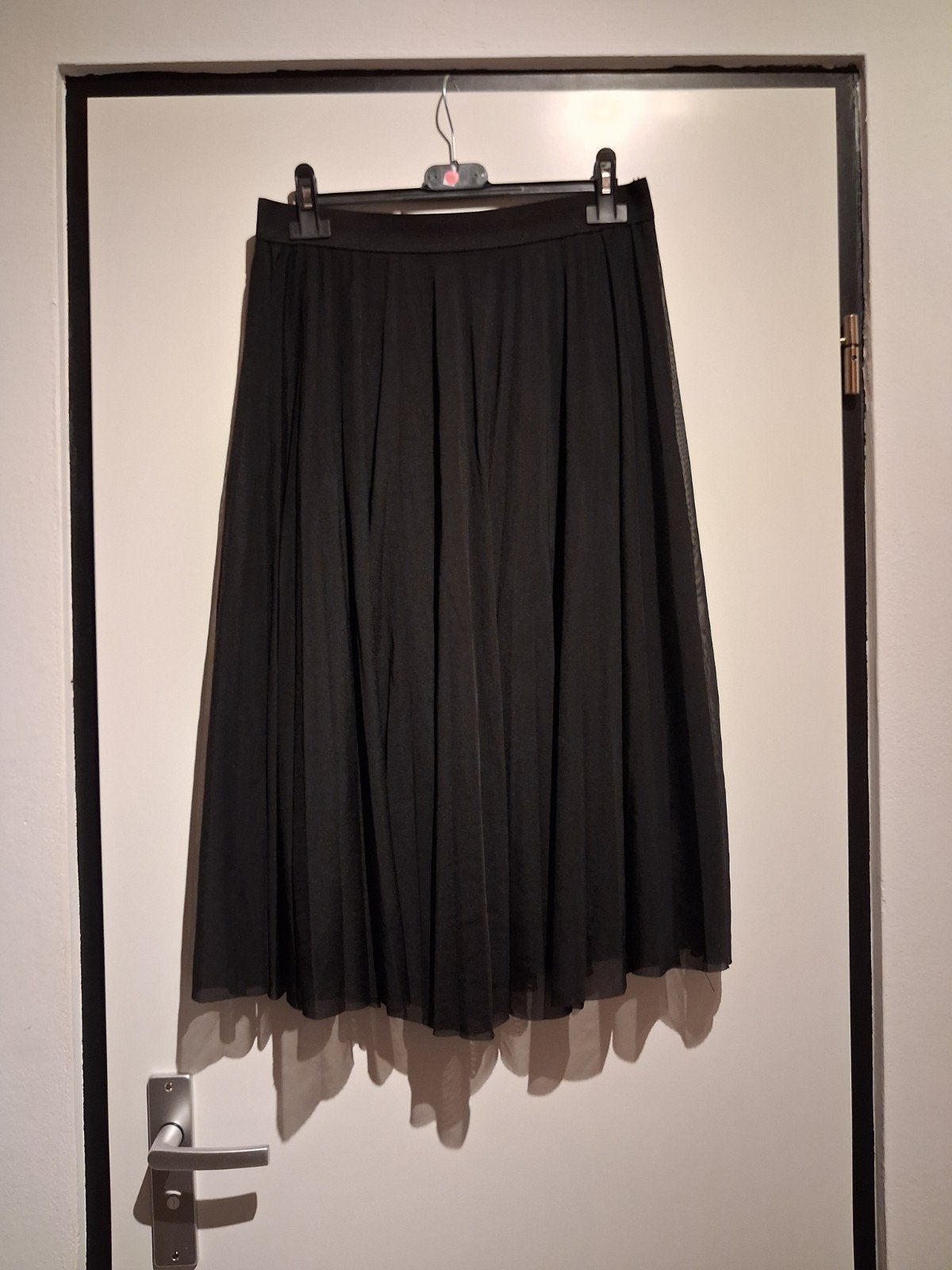 Bershka zwarte plooirok - Maat 40 l, Zwart, Maat 42/44 (L), Zo goed als nieuw, Onder de knie