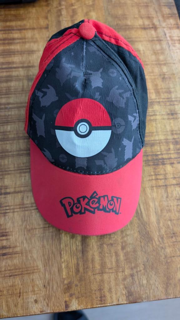 Pokemon pet kleuren zwart/wit/rood, Kinderen en Baby's, Kinderkleding | Petten en Hoeden, Ophalen of Verzenden, Zo goed als nieuw