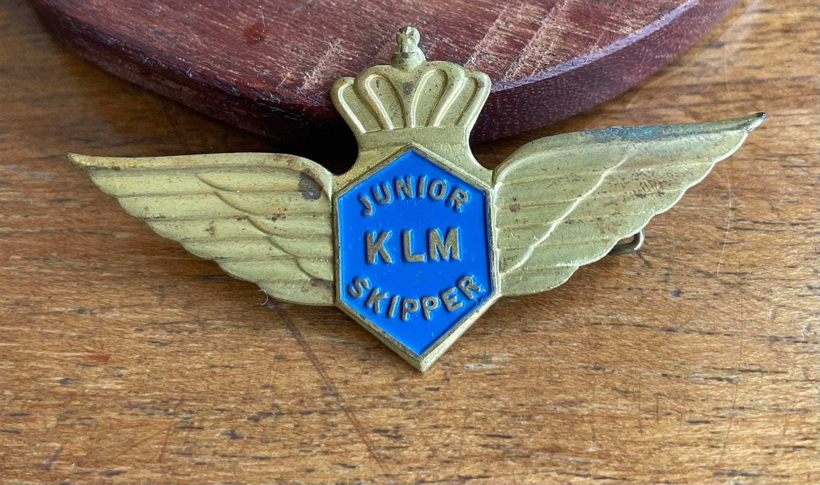 KLM VINTAGE TRAVEL BROCHE JUNIOR SKIPPER, Verzenden, Zo goed als nieuw, Patch, Badge of Embleem