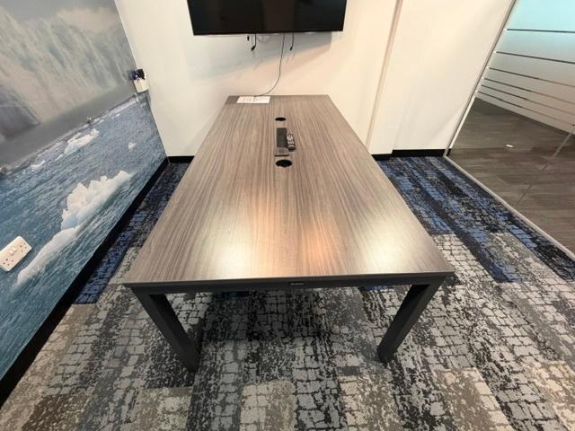 Steelcase Tafel/vergadertafel met stopcontact, Gebruikt, Spaanplaat of MDF, 100 cm, Bruin