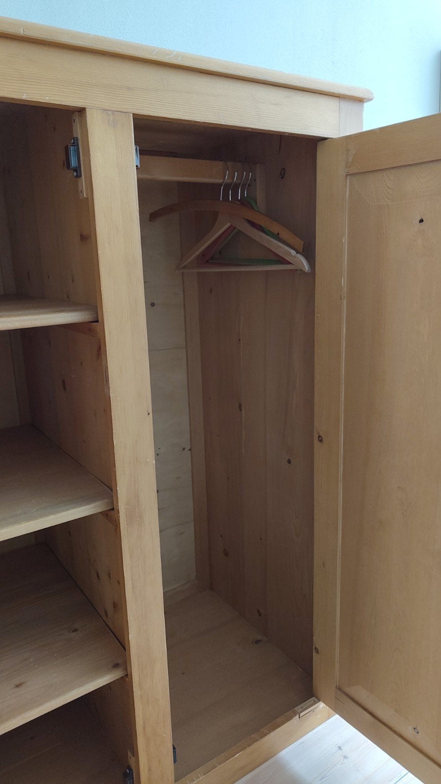 Foto 4 van Massief hout klerenkast in 2 delen