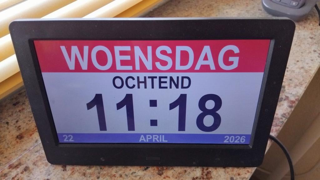 Digitale dementieklok met dag, datum en tijd 25EURO, Ophalen, Zo goed als nieuw, Digitaal, Wekker of Tafelklok