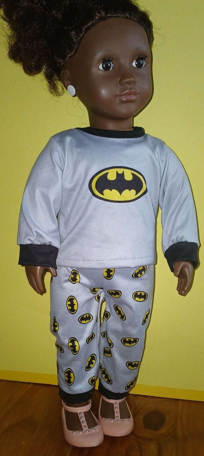 Poppen kleding/ Batman pyama, Ophalen of Verzenden, Zo goed als nieuw, Kleertjes