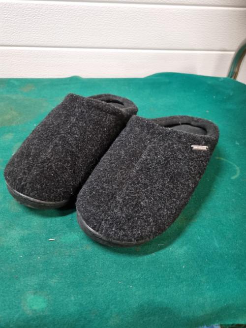 pantoffels zwart maat 40/41 luvovitaal, Kleding | Dames, Schoenen, Ophalen of Verzenden, 'T Olde Gre-j, Info@toldegrej.nl, Endepoelstraat 20f Didam