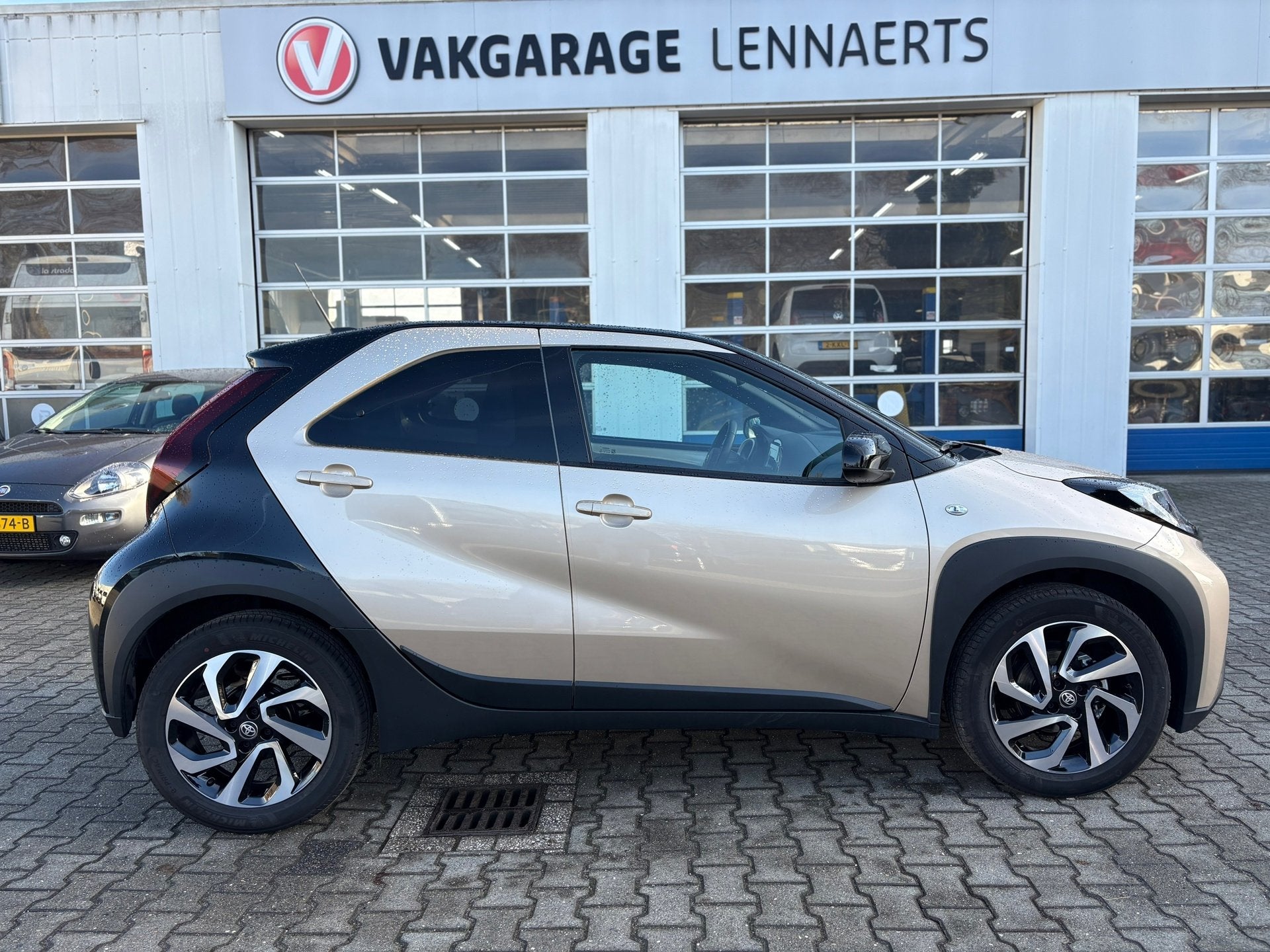 Toyota Aygo X 1.0 VVT-i S-CVT Pulse Automaat (BOVAG/RIJKLAAR, 12 maanden, Stof, Gebruikt, Zwart