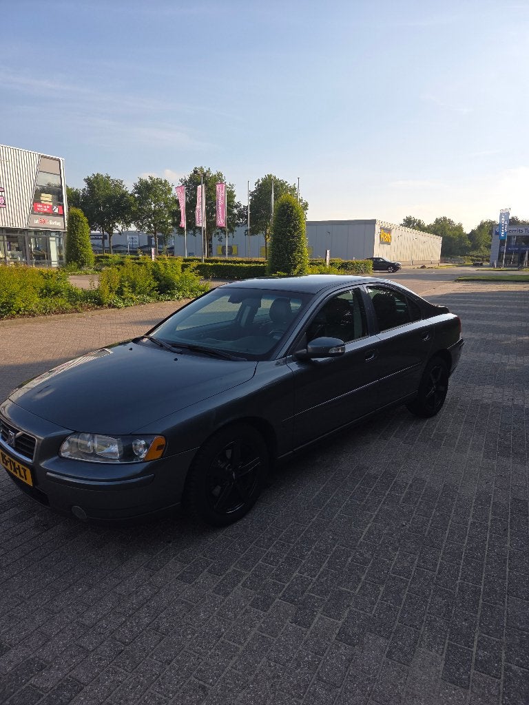 Volvo S60 2.4 140PK AUT 2007 Grijs, Zwart, S60, Navigatiesysteem, 75 €/maand