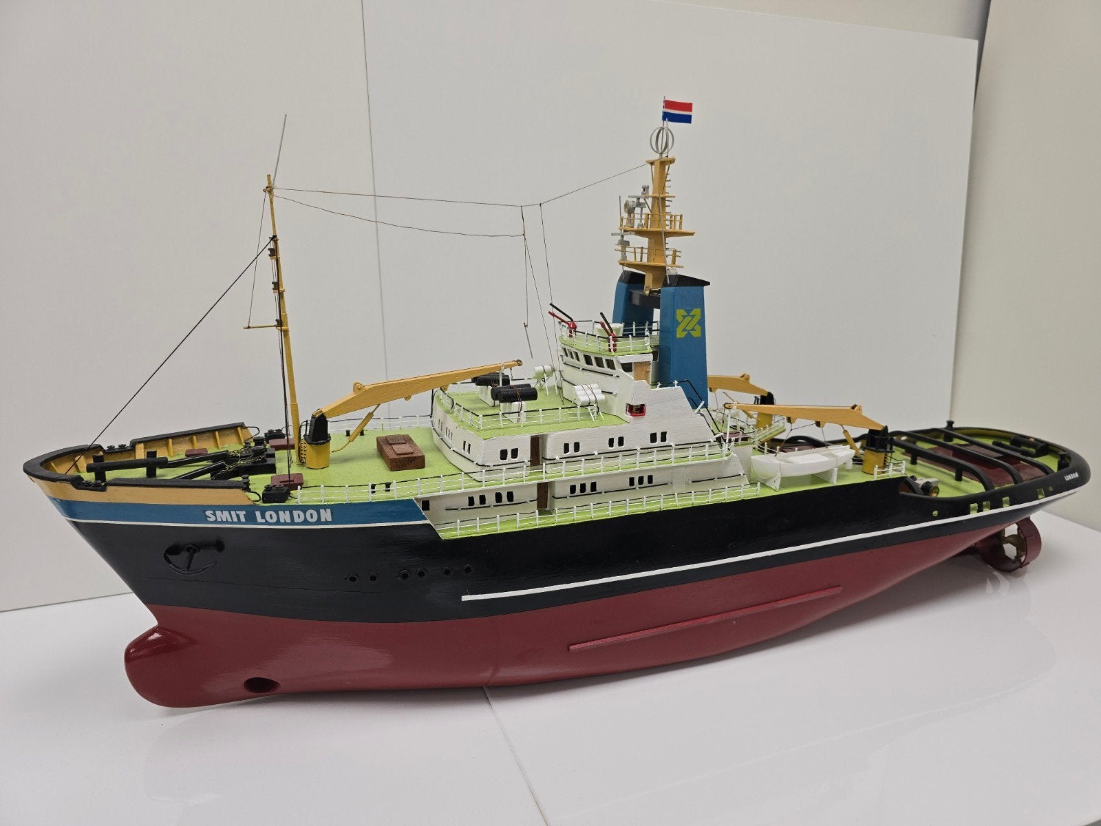 Modelboot Smit London, Hobby en Vrije tijd, Ophalen, Zo goed als nieuw, 1:32 tot 1:50