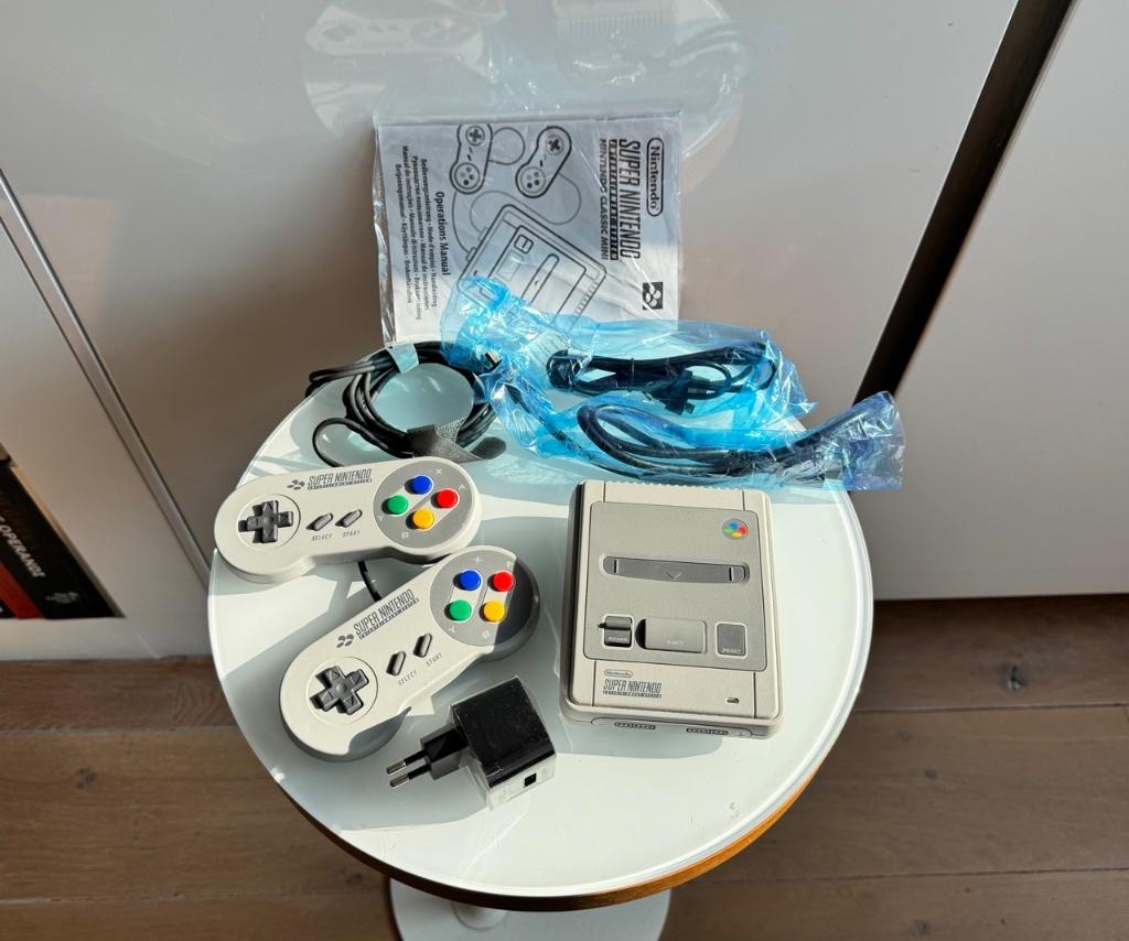 Super Nintendo Classic Mini in originele doos (als nieuw!), Spelcomputers en Games, Ophalen of Verzenden, Zo goed als nieuw, Met 2 controllers