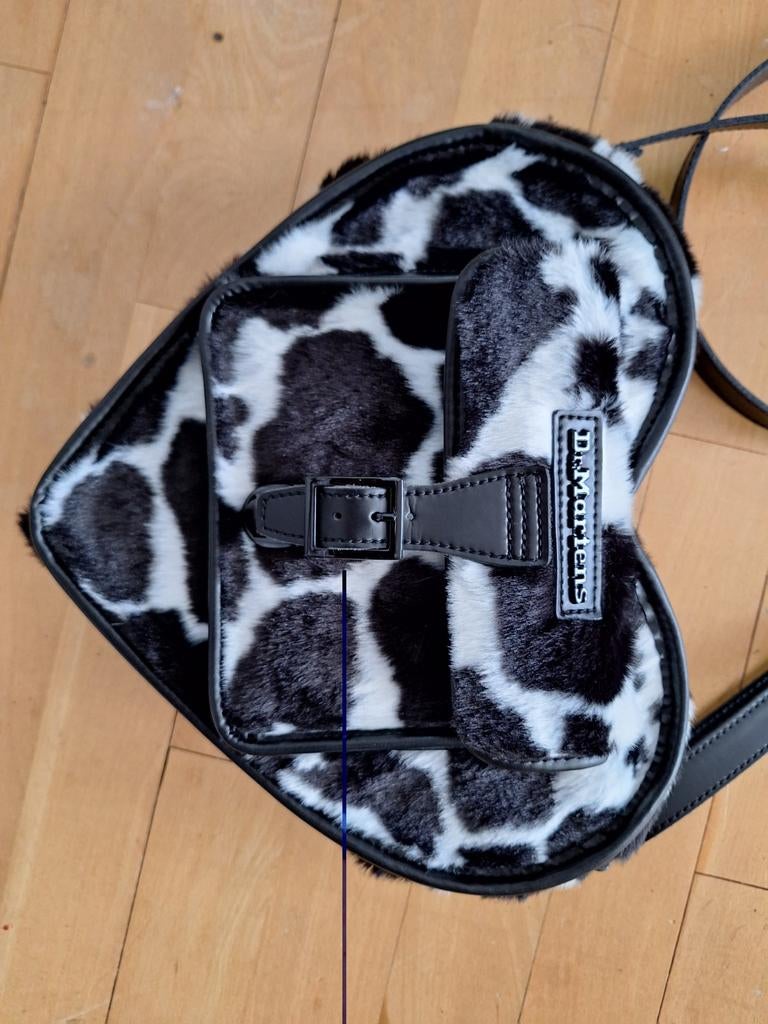 Dr Martens Heart Bag Cow Print. NIEUW., Ophalen of Verzenden, Nieuw, Overige merken, 30 tot 45 cm