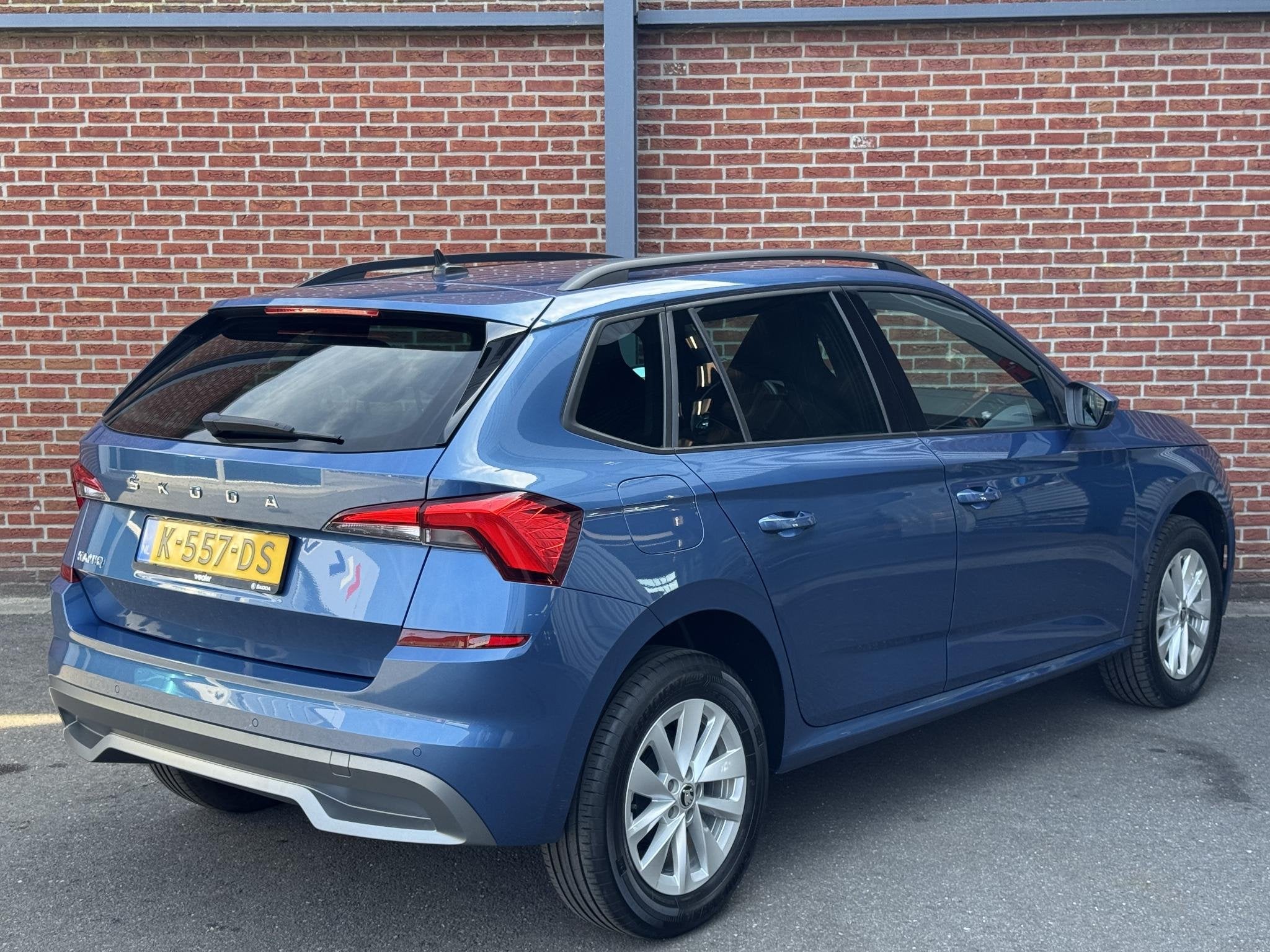 Skoda Kamiq 1.0 TSI Sport Business | Trekhaak wegklapbare |, Auto's, Gebruikt, Blauw, 49 €/maand, Origineel Nederlands
