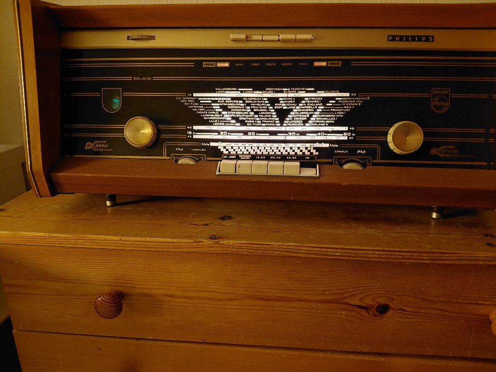 Goed werkende Philips radio met mooi geluid., Antiek en Kunst, Antiek | Tv's en Audio, Ophalen of Verzenden
