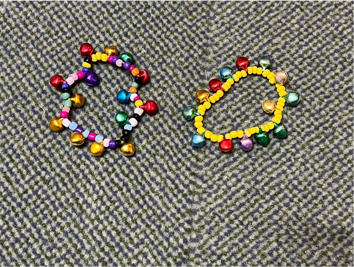 2 leuke kinder armbandjes met belletjes Stretch/elastiek, Ophalen of Verzenden, Zo goed als nieuw, Overige kleuren, Armband