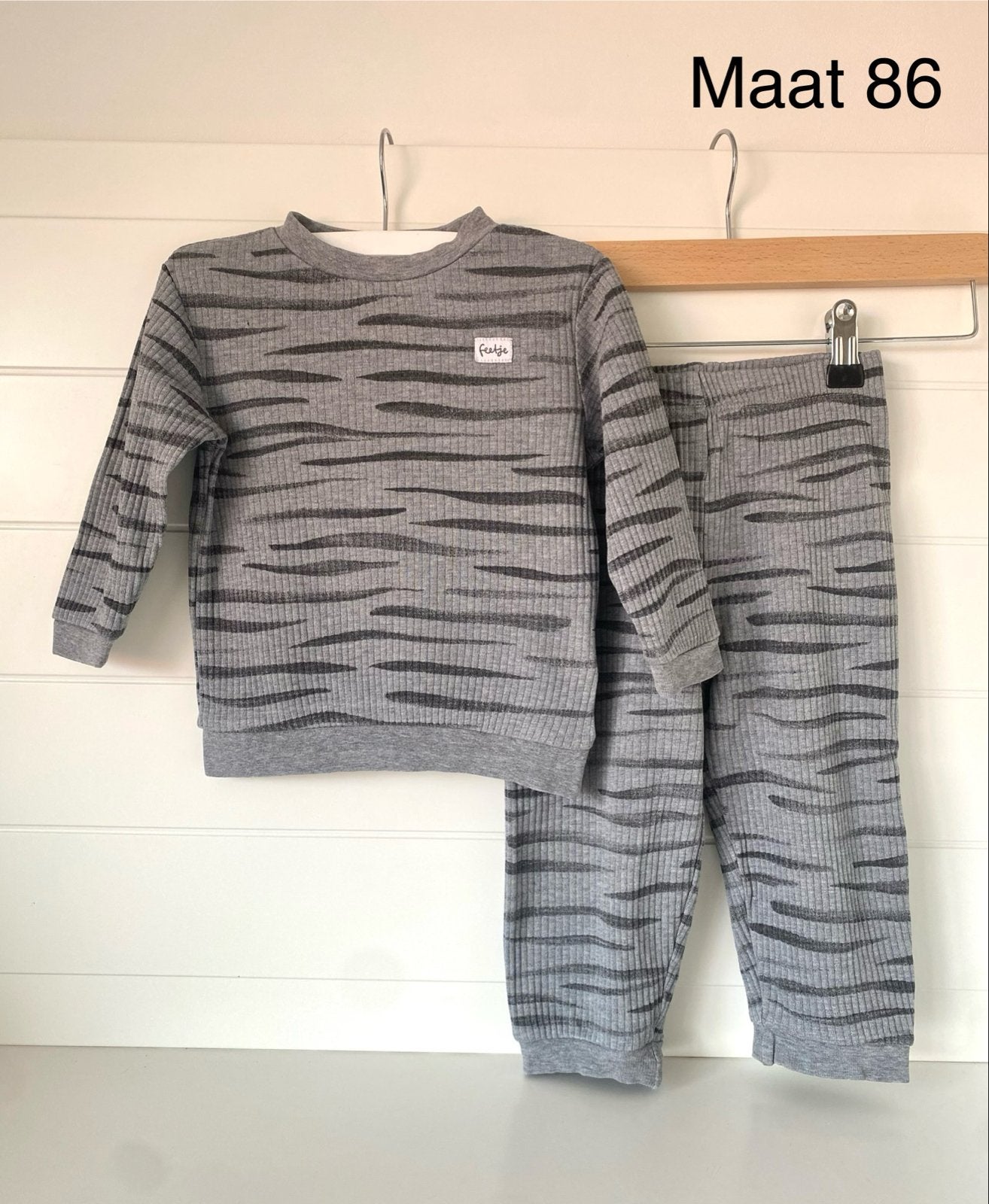Feetje pyama setje maat 86 - grijs met strepen, Kinderen en Baby's, Ophalen of Verzenden, Zo goed als nieuw, Jongetje of Meisje