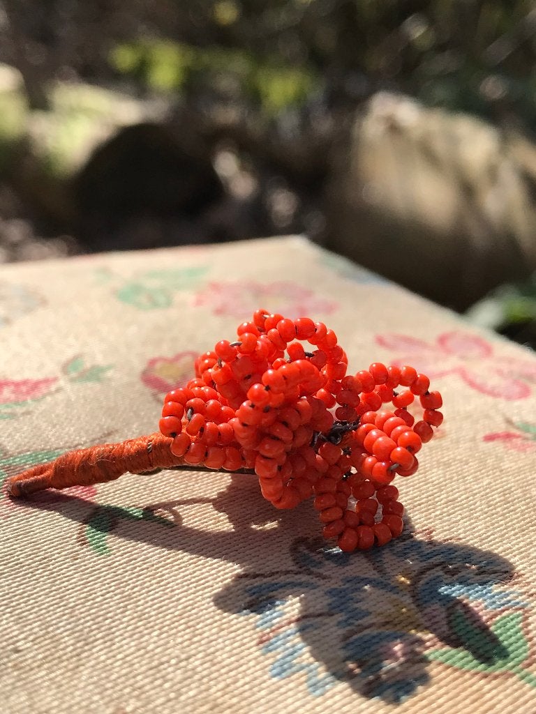 Oranje bloem decoratie gedragen met Koninginnedag Jaren 50, Verzamelen, Ophalen of Verzenden, Zo goed als nieuw, Nederland, Speld(je) of Lepel(tje)