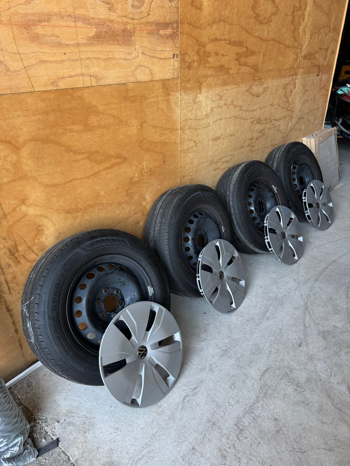 16 inch banden met doppen voor VW T7 of Ford Transit, Ophalen, 16 inch, Banden en Velgen, Zomerbanden