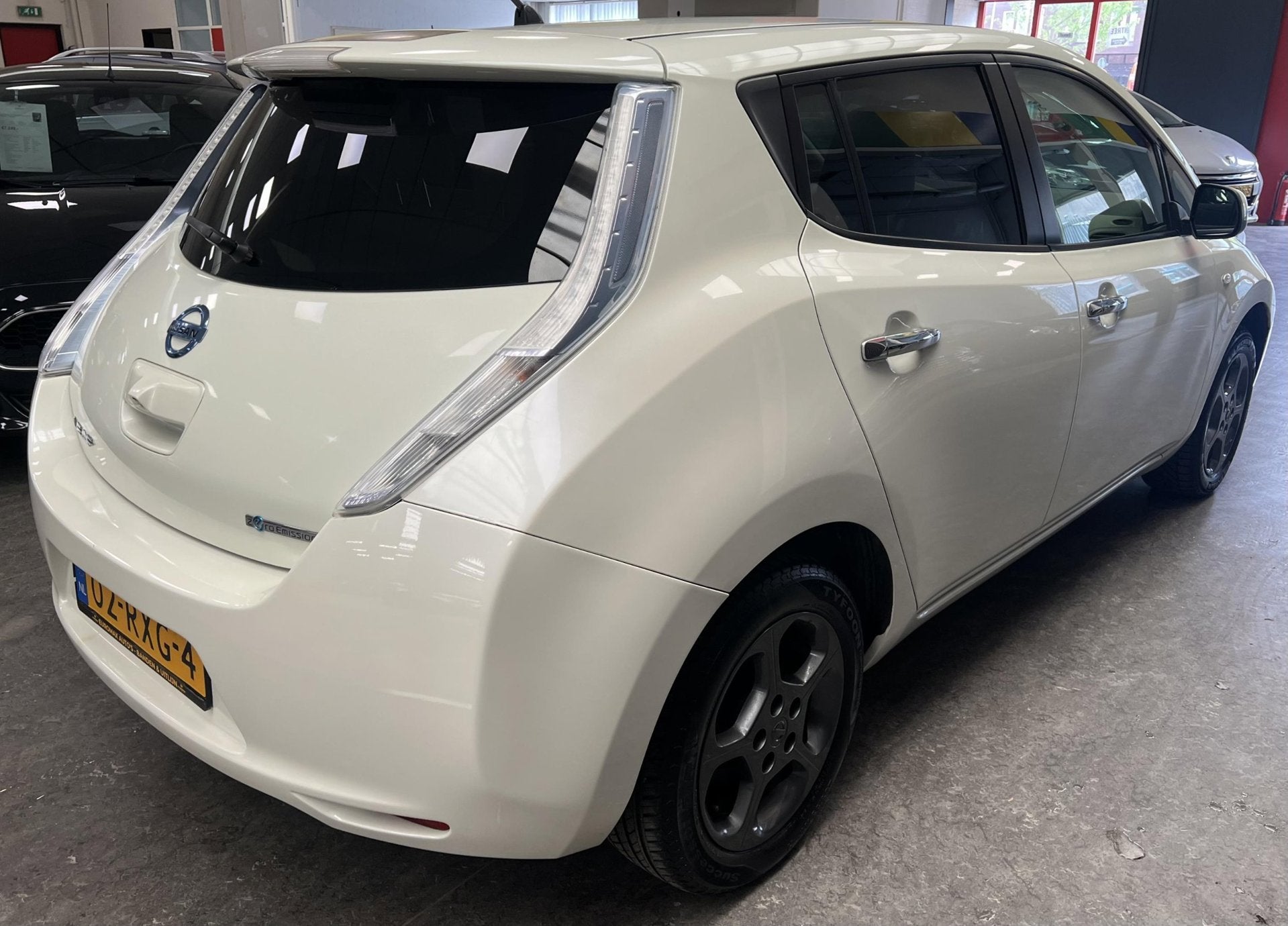 Nissan LEAF Base 24 kWh NAP - Keyless -Cruise - Airco, Auto's, Stof, Gebruikt, Wit, 1500 kg