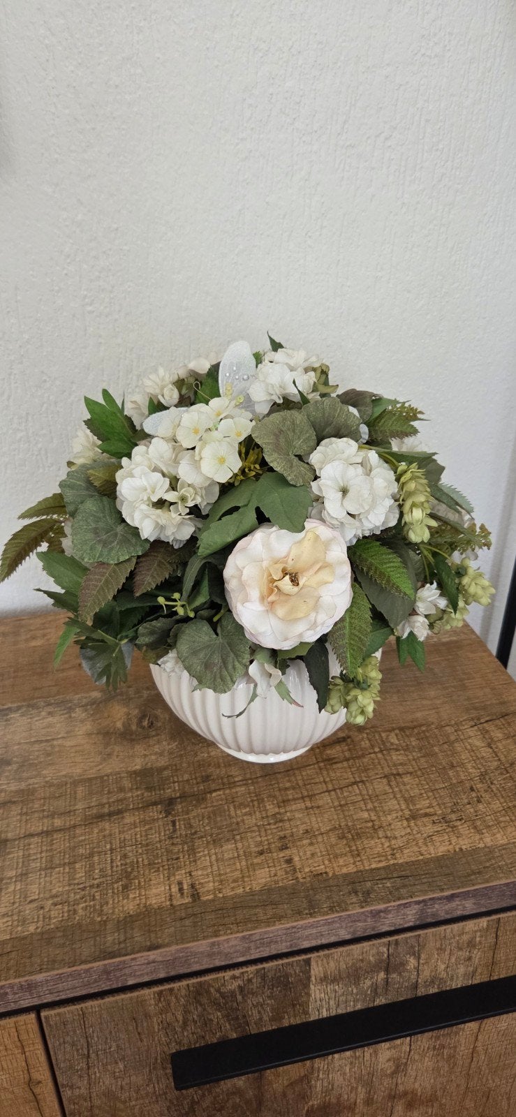 Prachtig kunstbloemstuk in witte vaas hoogte 38cm, Ophalen, Binnen, Met pot of vaas, Kunststof