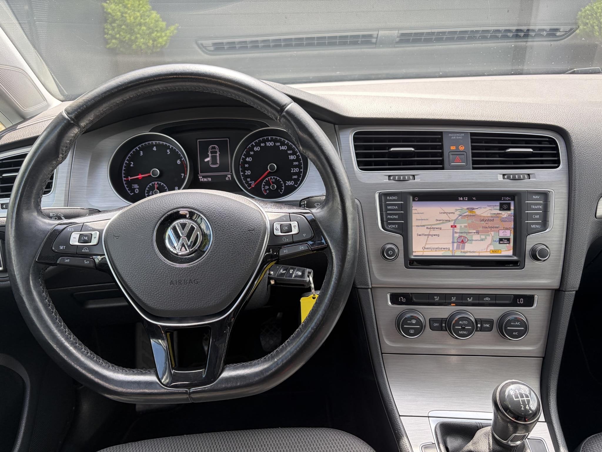 Volkswagen Golf 1.0 TSI Comfortline Dealer Onderhouden,Carpl, Auto's, Voorwielaandrijving, Stof, Gebruikt, 49 €/maand