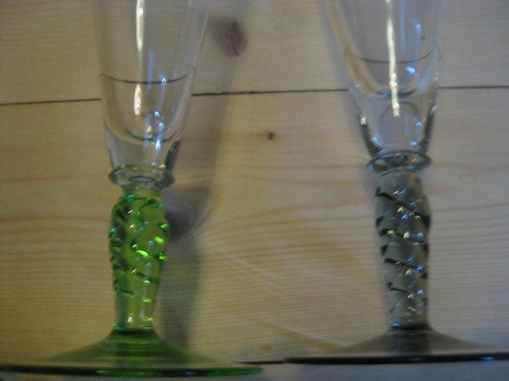 4 glazen met gekleurde voet, Antiek en Kunst, Antiek | Glas en Kristal, Verzenden