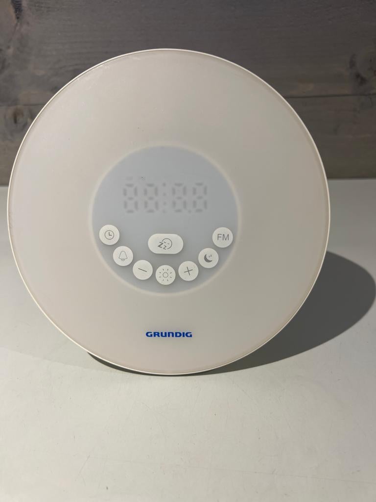 Grundig Wake-up Light Wekker met Radio en Slaapfunctie, N, N, Ophalen of Verzenden, Zo goed als nieuw
