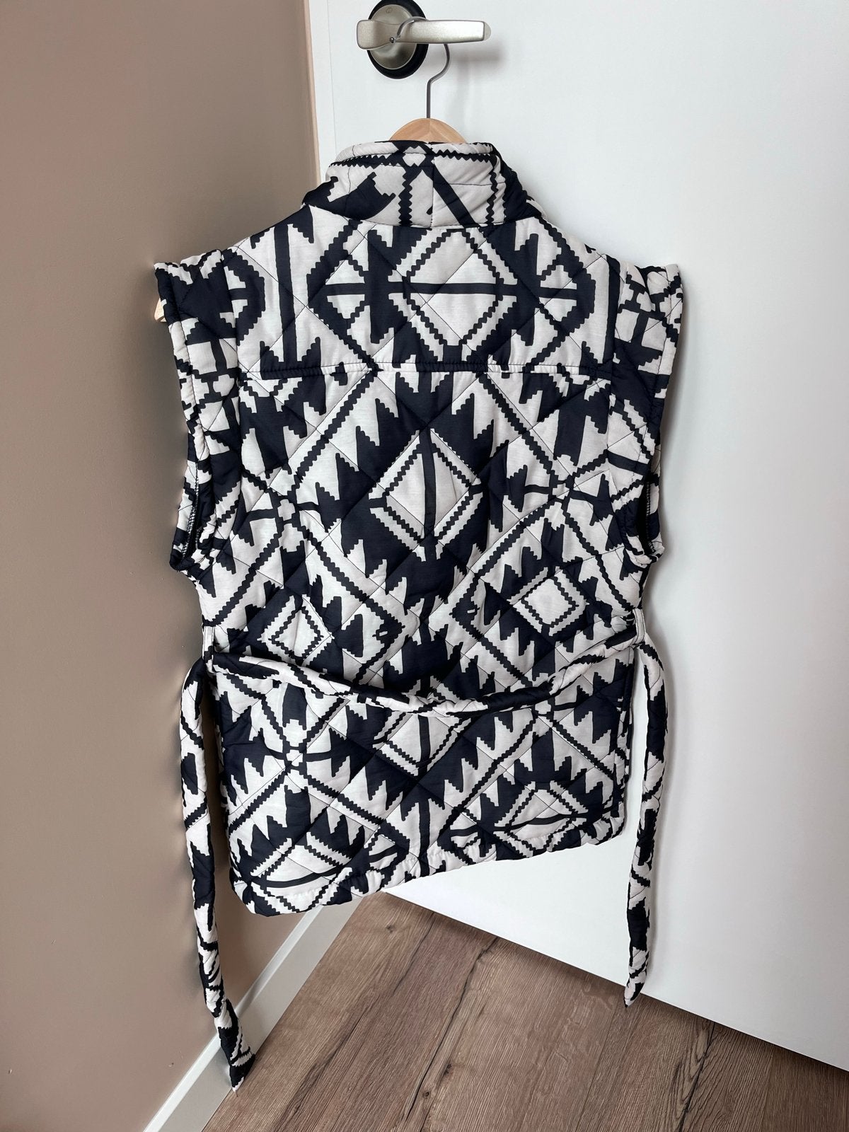 Gewatteerde Bodywarmer met Aztec Print - Zwart/Wit, Kleding | Dames, Bodywarmers, Ophalen of Verzenden, Zo goed als nieuw, Maat 34 (XS) of kleiner