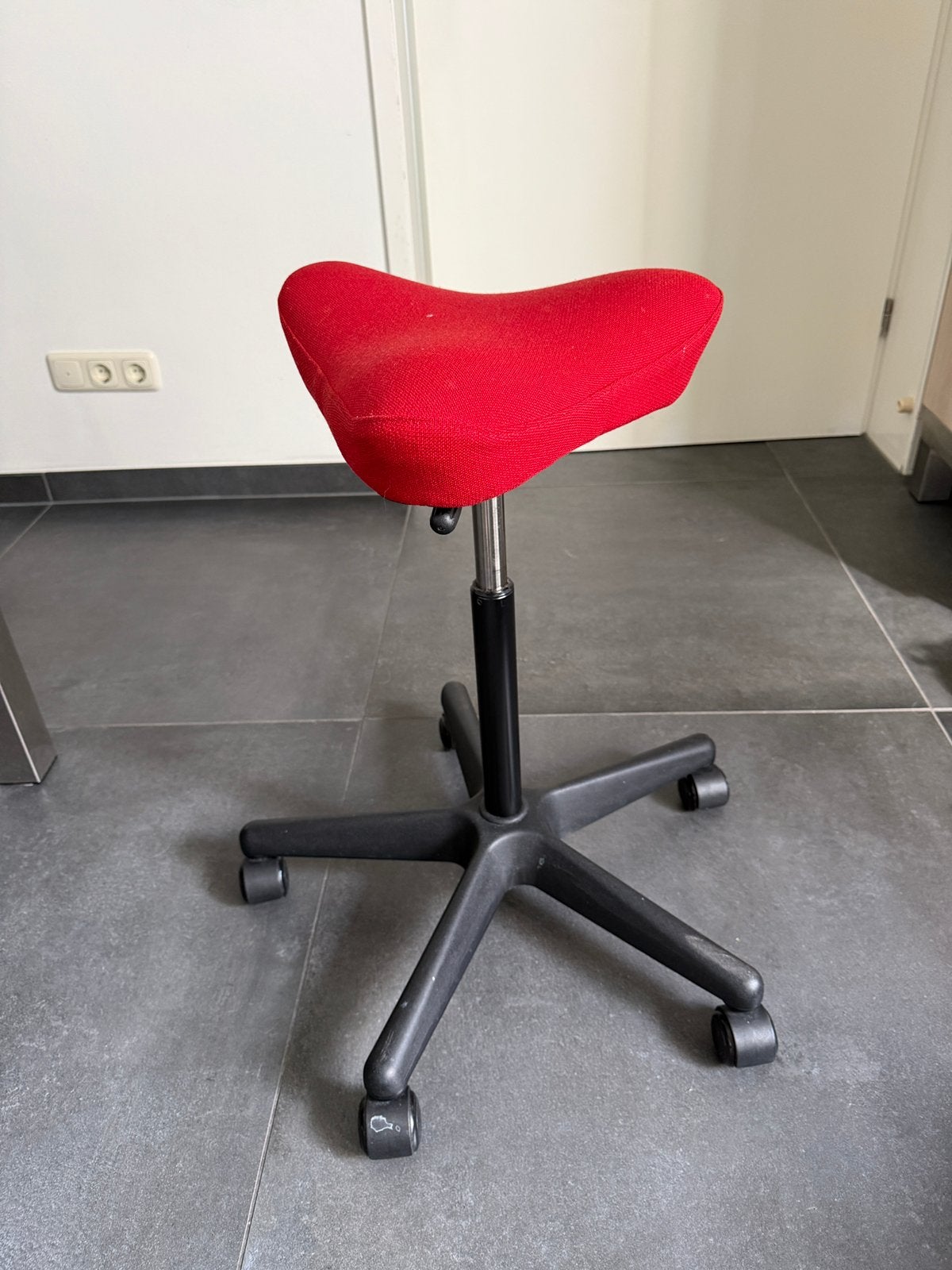 Stokke | Varier Move on wheels, Huis en Inrichting, Ophalen, Gebruikt, Bureaukruk, Rood