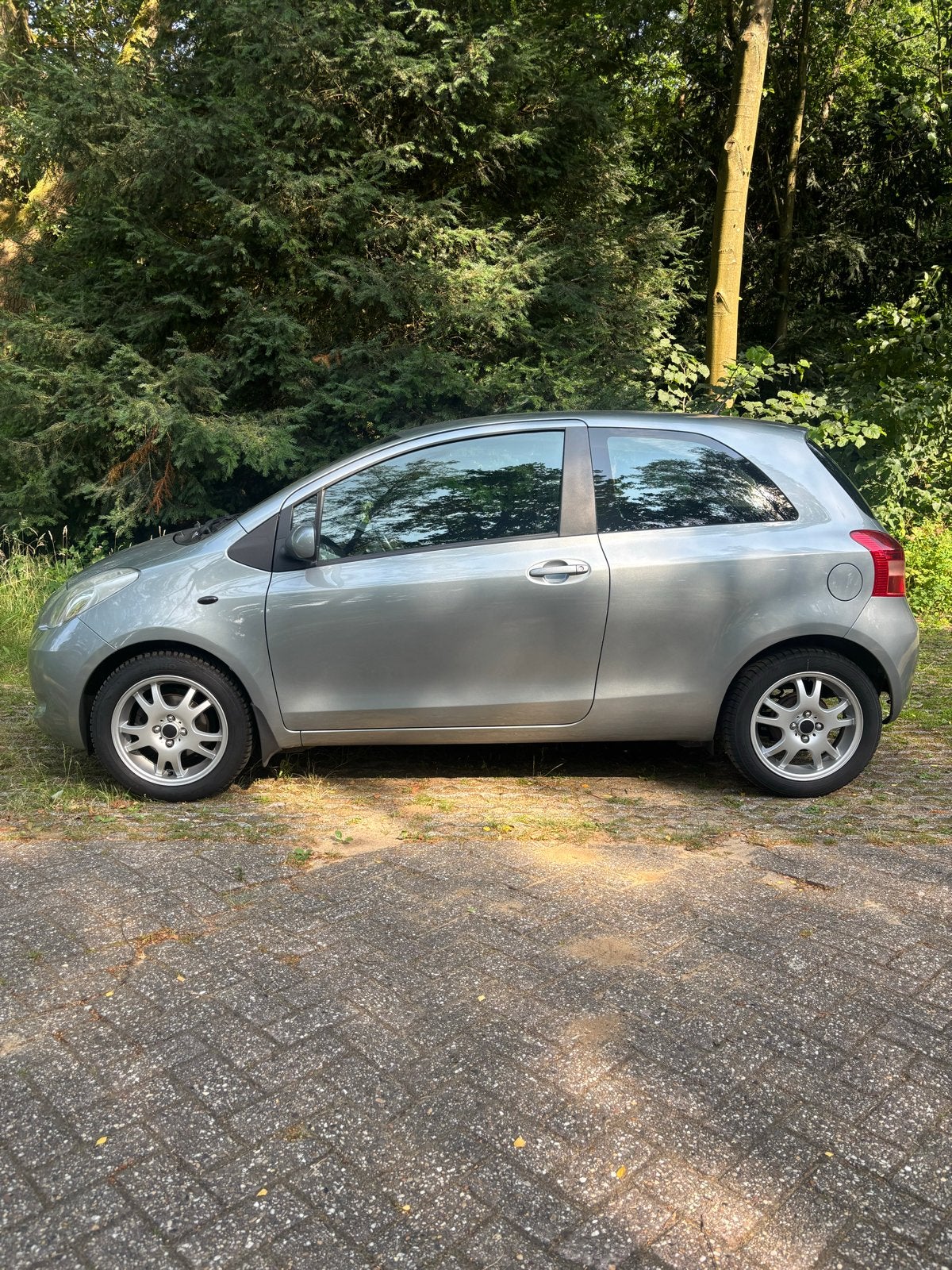 Toyota Yaris 1.3 16V Vvt-i 3DR 2006 Grijs, Voorwielaandrijving, 40 €/maand, 4 cilinders, 995 kg