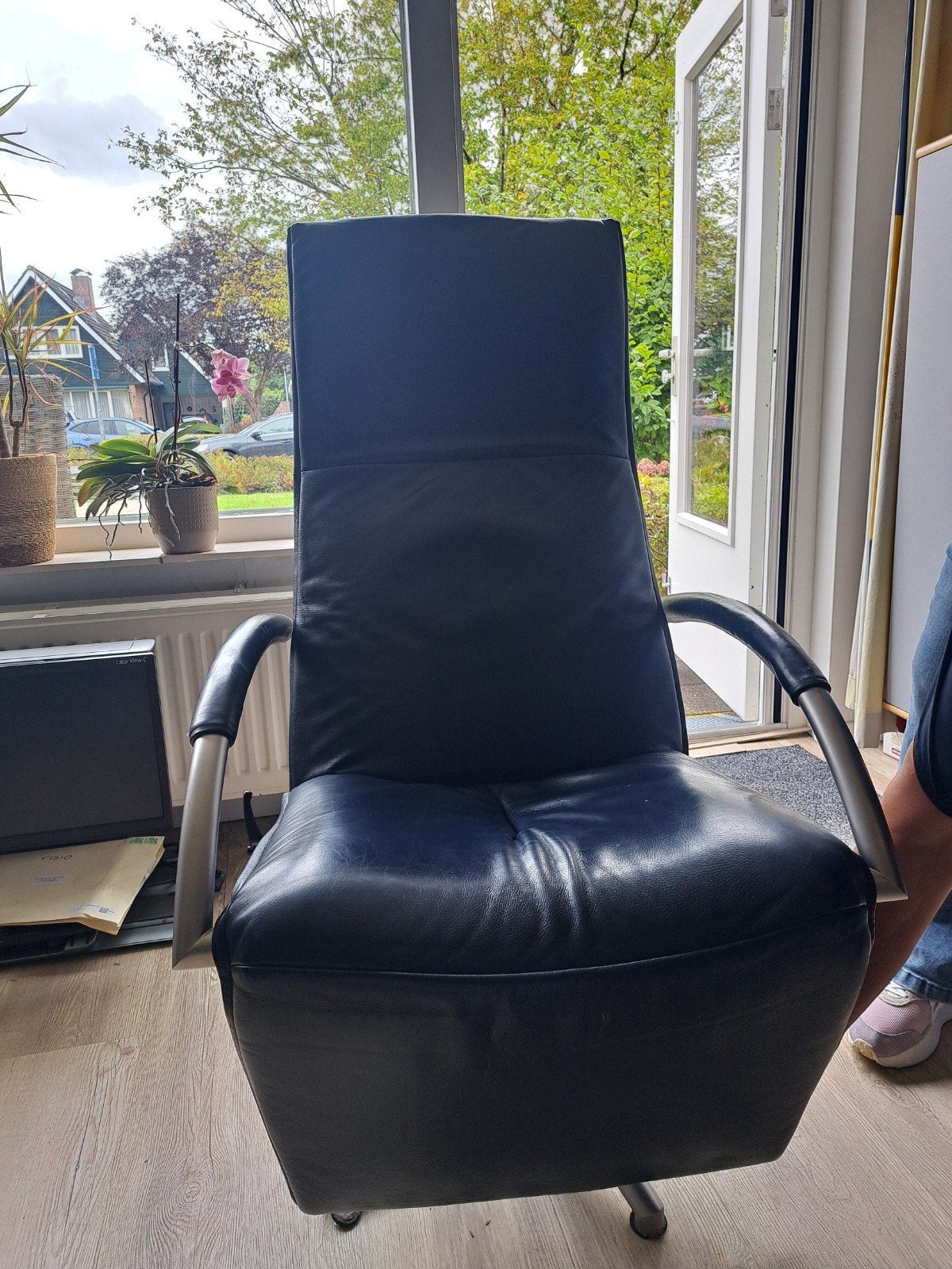 Comfortabele relaxstoel van leer, Huis en Inrichting, Ophalen, Gebruikt, Modern, Comfort, 75 tot 100 cm