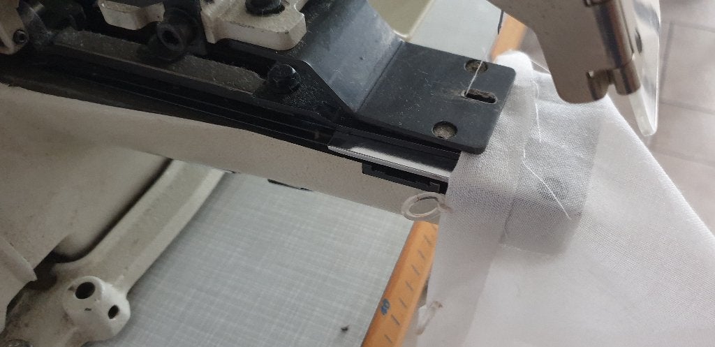 Industriële naaimachine met tafel en pedalen, Gebruikt, Naaimachine, Industrieel, Ophalen