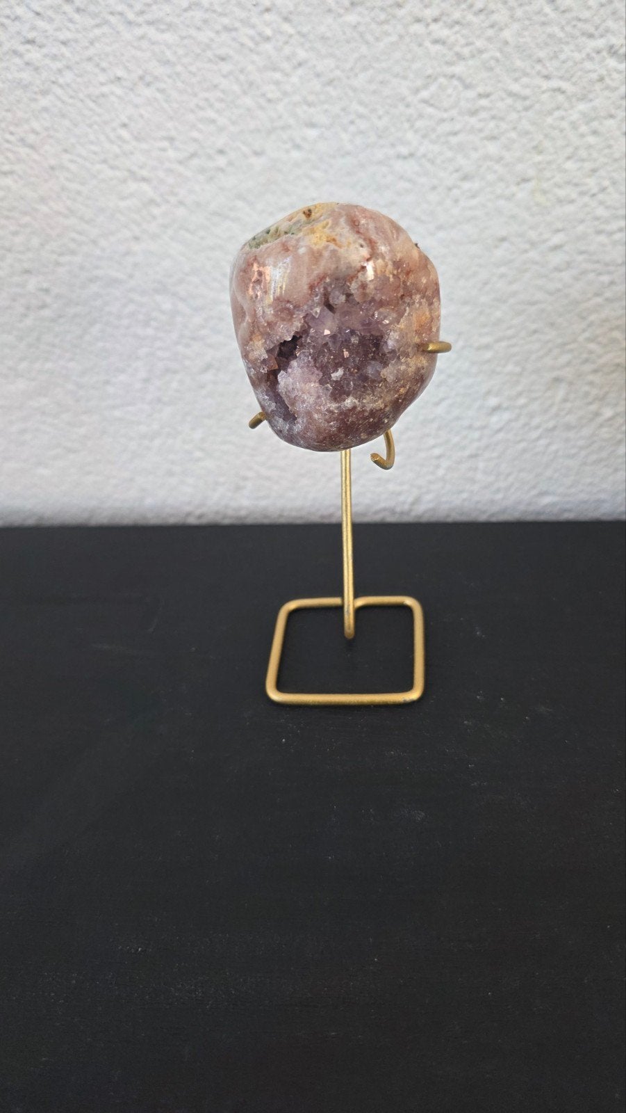Ruwe Roze Amethist Geode op Gouden Metalen Standaard, Ophalen, Zo goed als nieuw