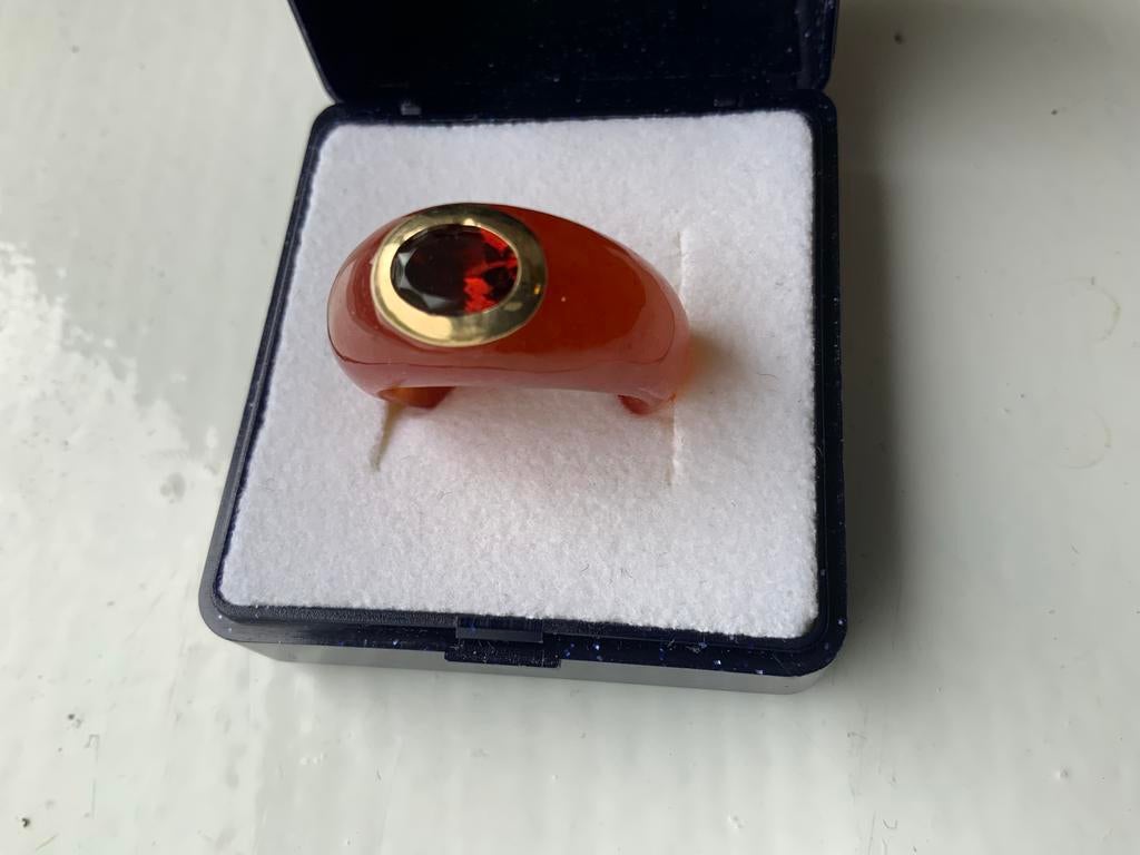 Rode Jade Ring met Granaat en Gouden Accent, Sieraden, Tassen en Uiterlijk, Ringen, Ophalen of Verzenden, Zo goed als nieuw, Dame of Heer