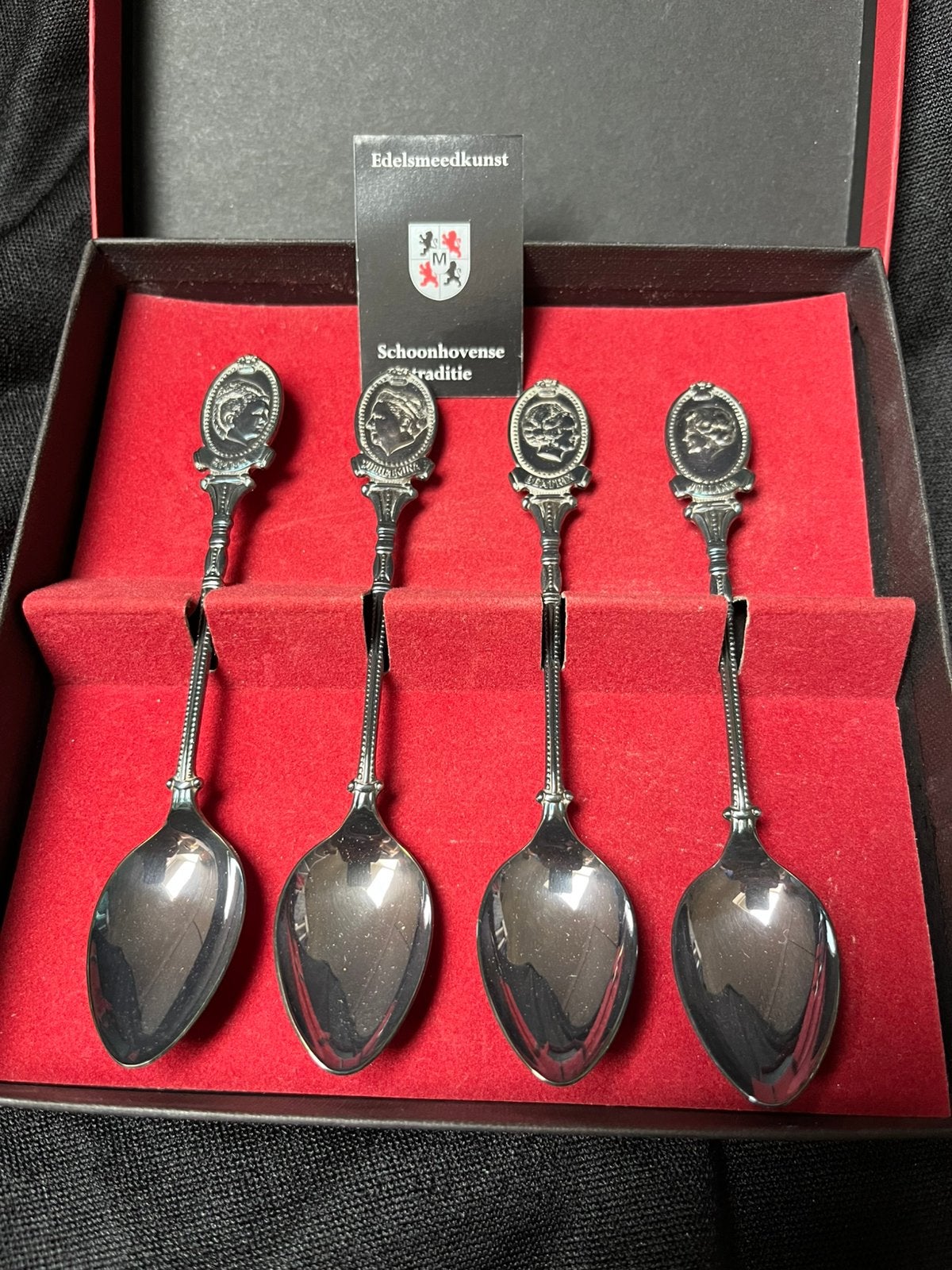 Lepeltjes koninklijk huis, Ophalen