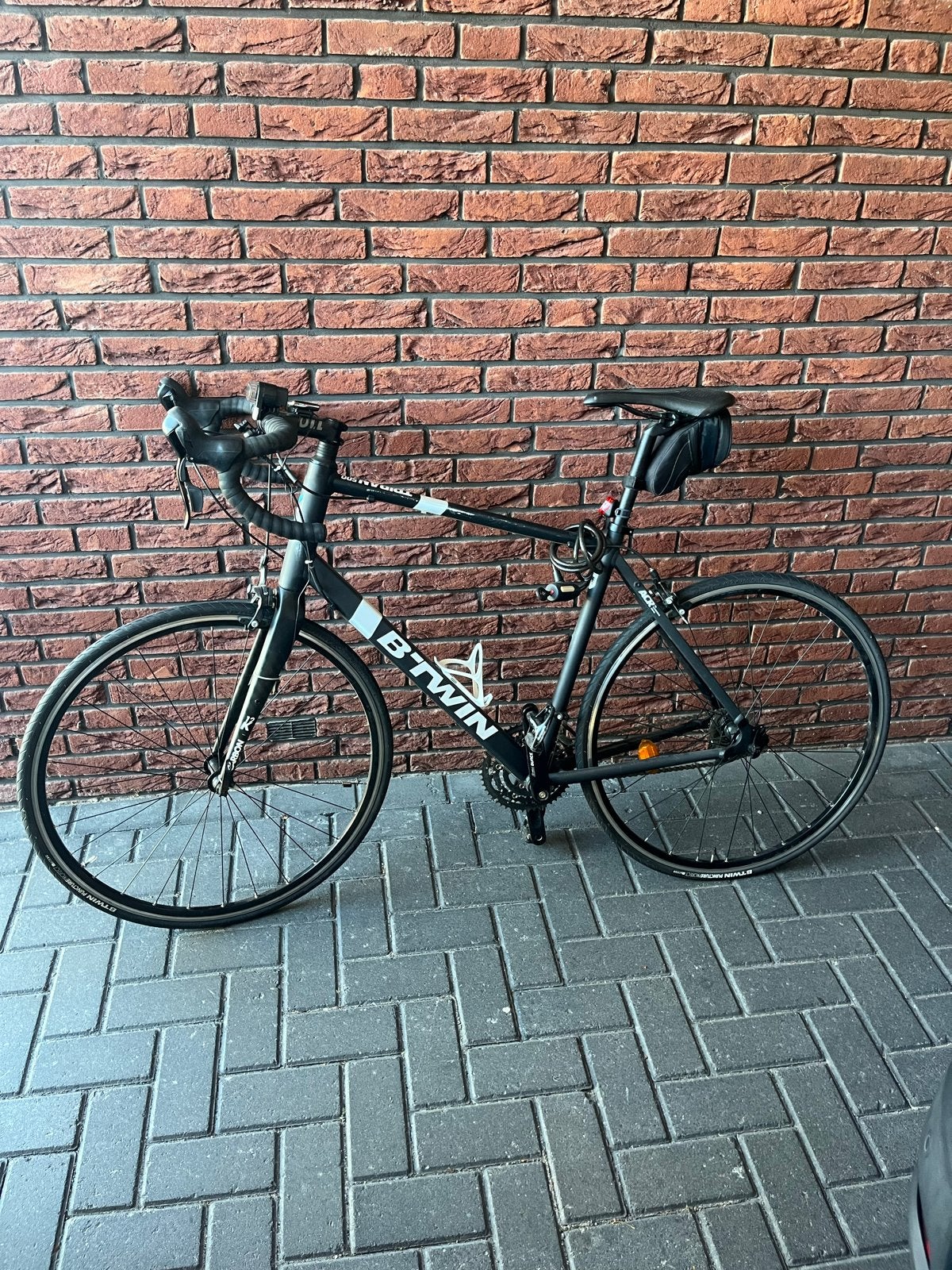 B'Twin racefiets, zwart, in goede staat, 28 inch, Gebruikt, Aluminium, 15 tot 20 versnellingen