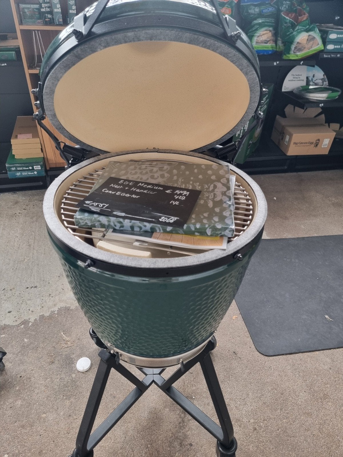 Big Green Egg Medium showroommodel met convEGGtor en Nest, Ophalen of Verzenden, Nieuw, Big Green Egg