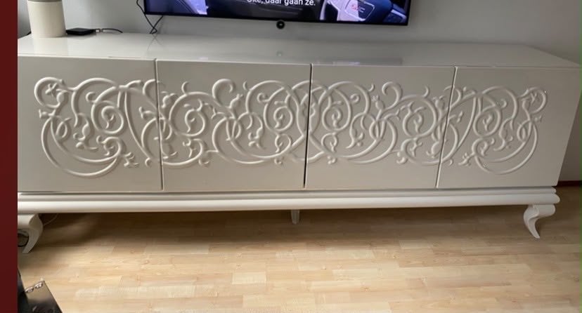 Wit hoogglans dressoir met sierlijke details, Huis en Inrichting, Ophalen, Overige materialen, Gebruikt, 200 cm of meer