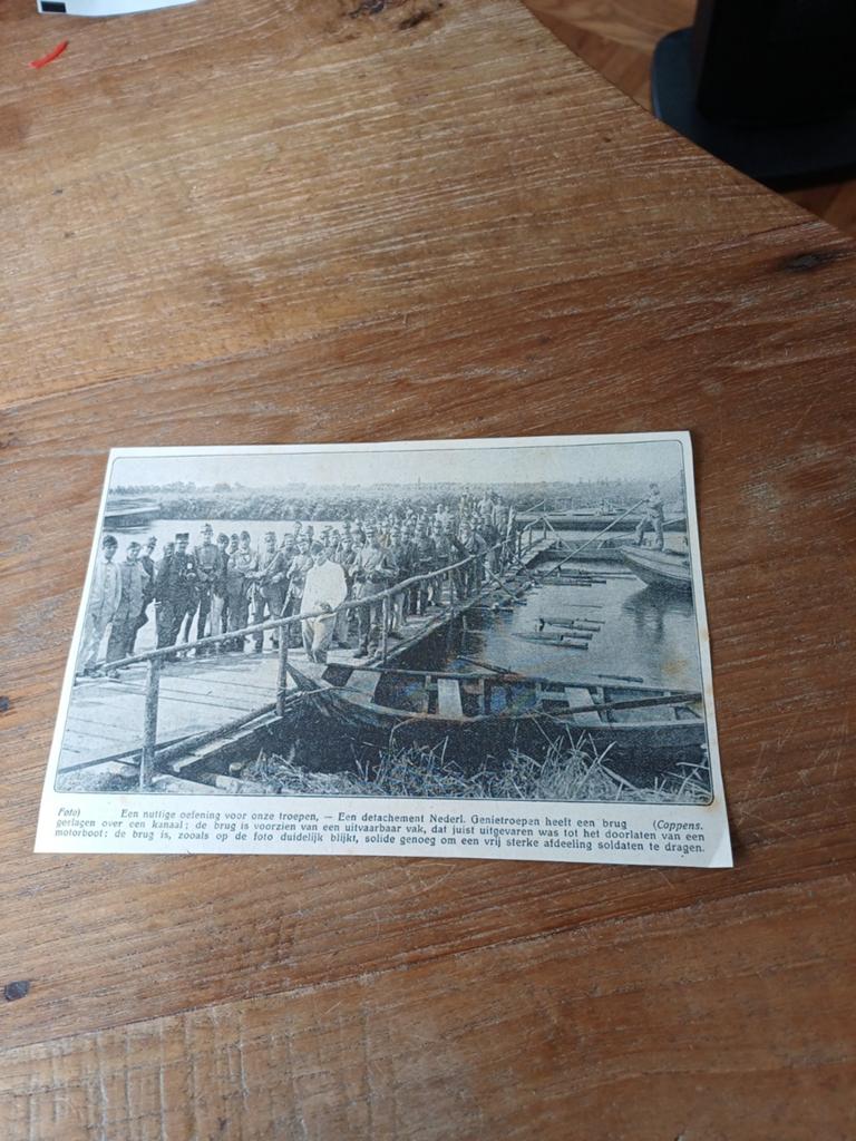 Knipsel brug bouwen genietroepen 1915, Ophalen of Verzenden, Landmacht, Nederland, Embleem of Badge