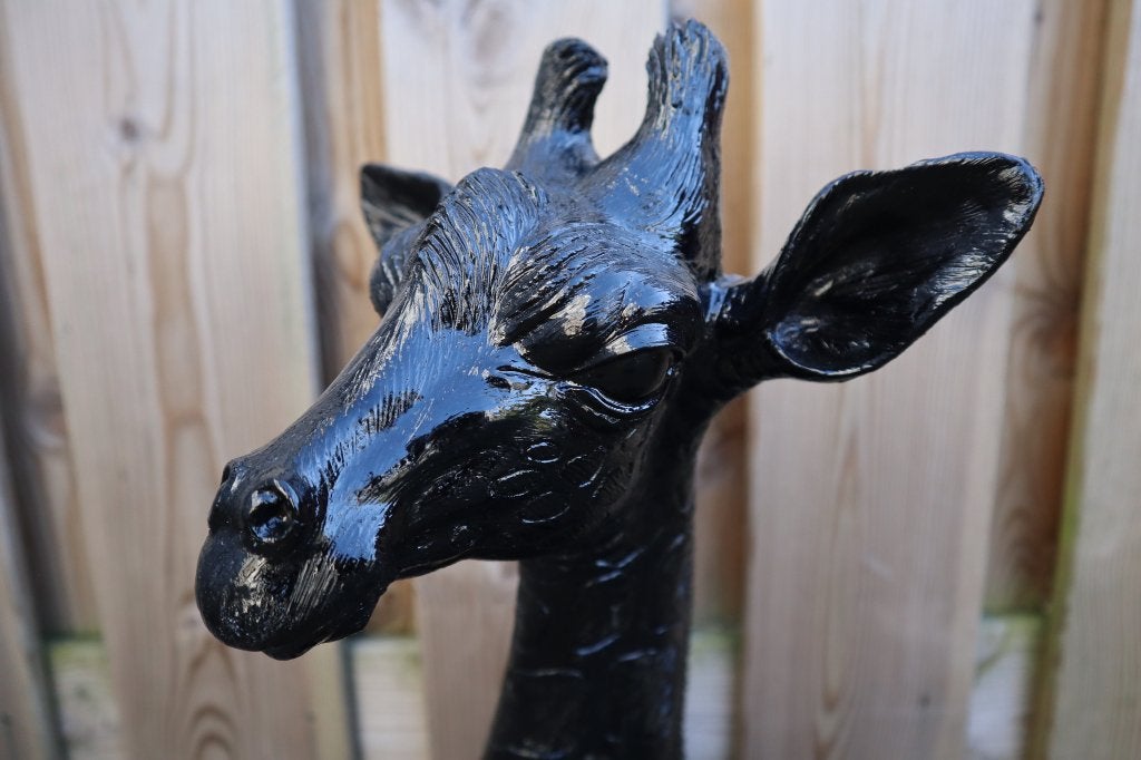 Liggend giraffe beeld zwart 57cm | Tuinbeeld & woondecoratie, Zwart, -, -, Nieuw