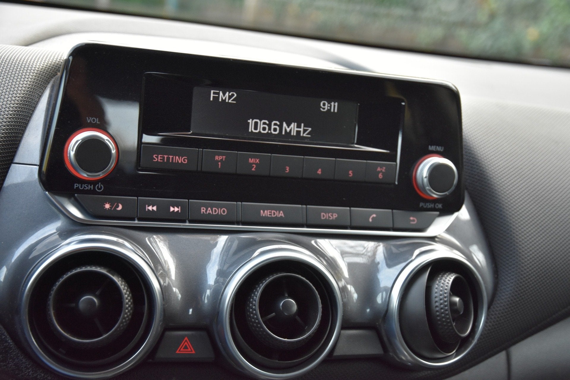 Foto 11 van Nissan Juke 1.0 DIG-T Visia | TREKHAAK